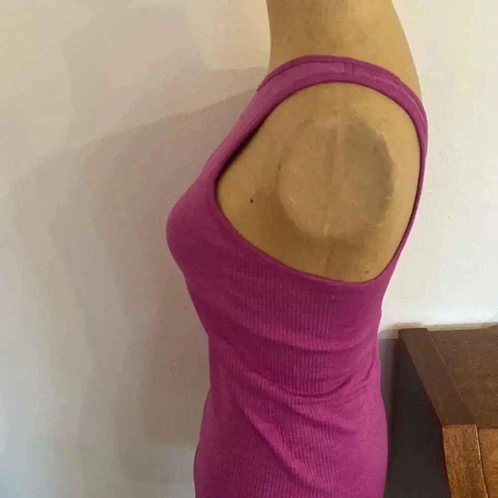 Lululemon sz 8 Seamlessly Covered Tank heathered Ultra Violet with pads EUC